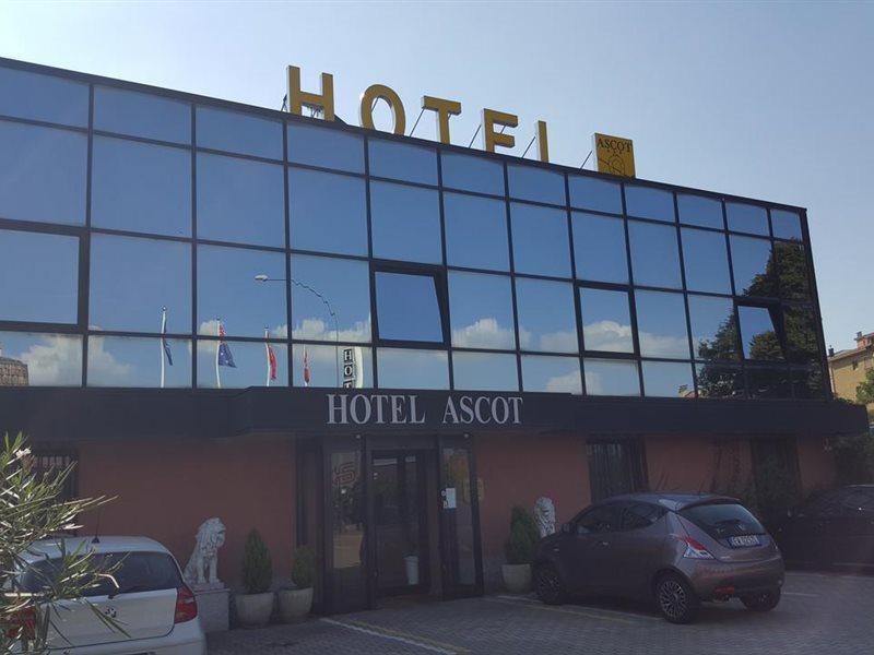 בינאסקו Hotel Ascot מראה חיצוני תמונה