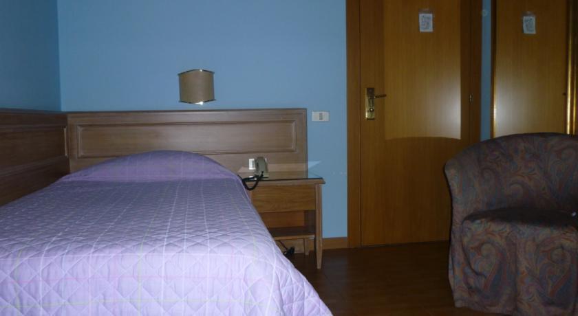 בינאסקו Hotel Ascot מראה חיצוני תמונה