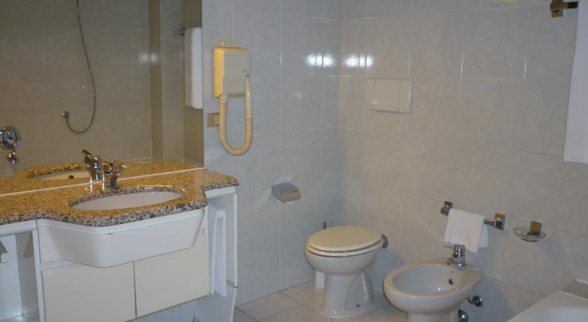 בינאסקו Hotel Ascot מראה חיצוני תמונה