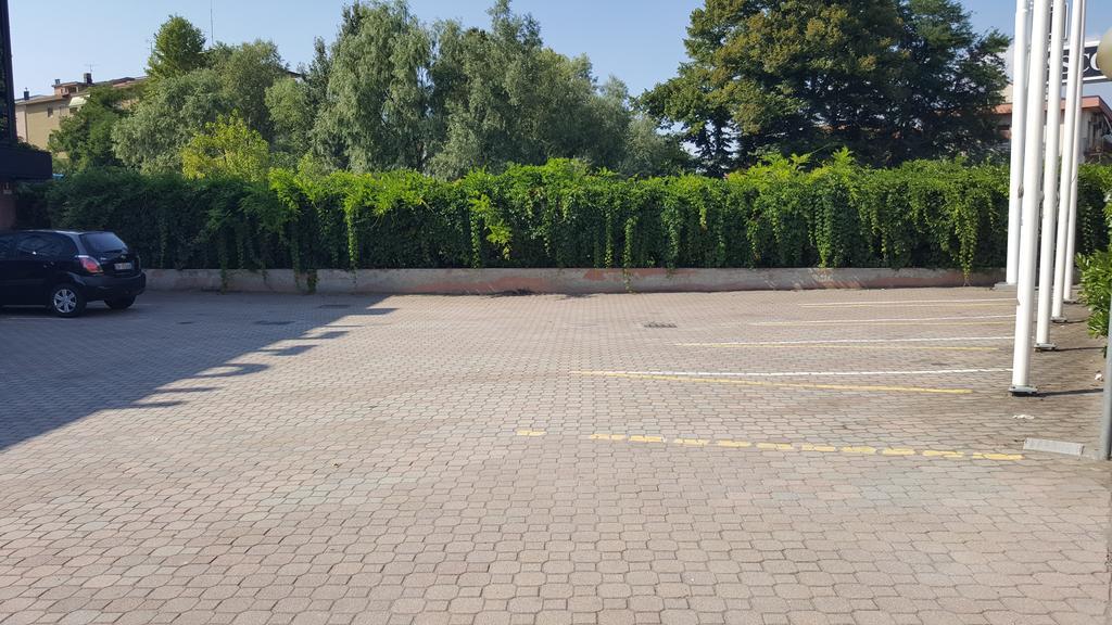 בינאסקו Hotel Ascot מראה חיצוני תמונה