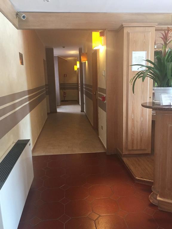 בינאסקו Hotel Ascot מראה חיצוני תמונה