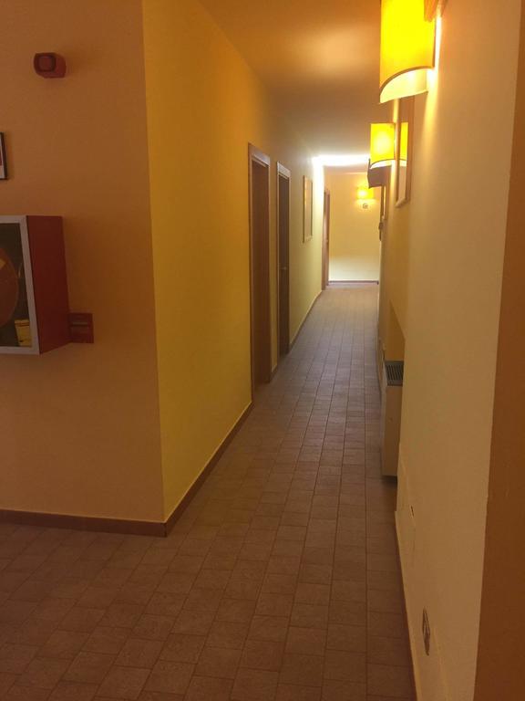 בינאסקו Hotel Ascot מראה חיצוני תמונה