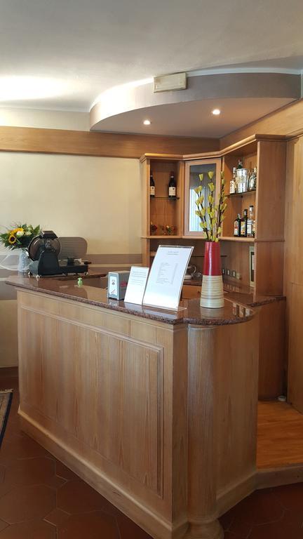 בינאסקו Hotel Ascot מראה חיצוני תמונה