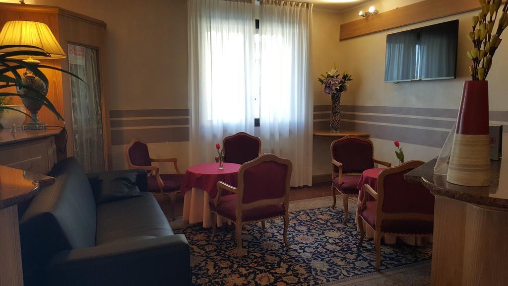 בינאסקו Hotel Ascot מראה חיצוני תמונה