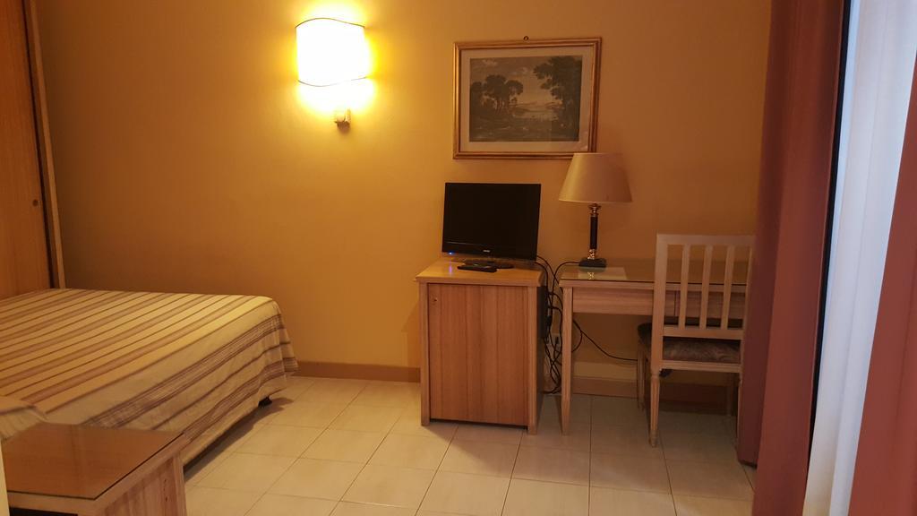 בינאסקו Hotel Ascot מראה חיצוני תמונה
