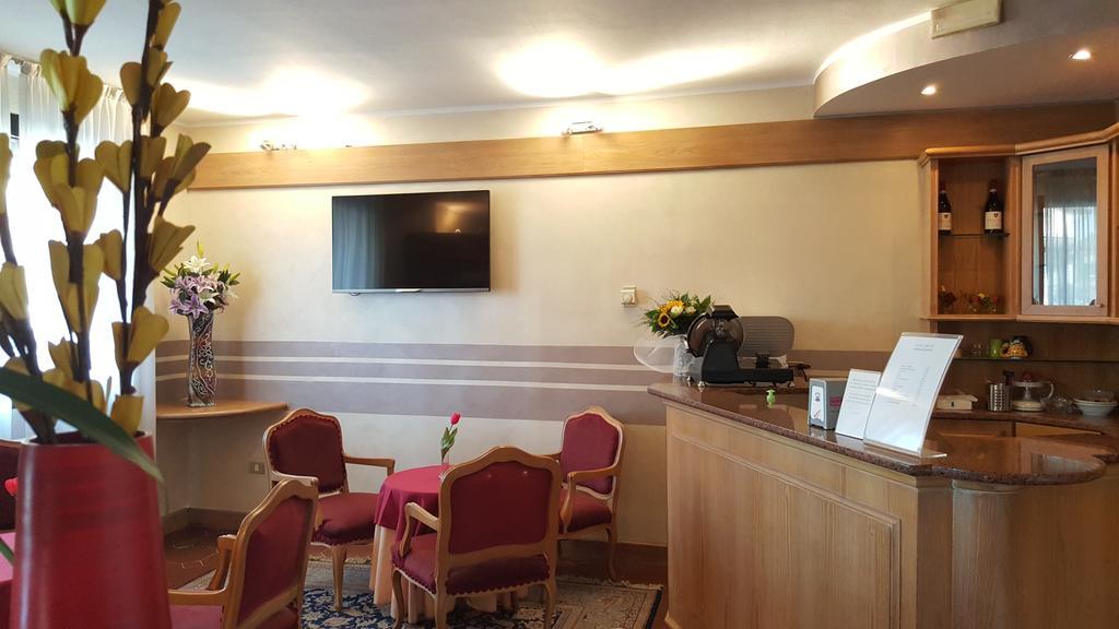 בינאסקו Hotel Ascot מראה חיצוני תמונה