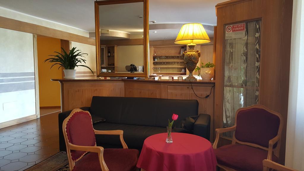 בינאסקו Hotel Ascot מראה חיצוני תמונה