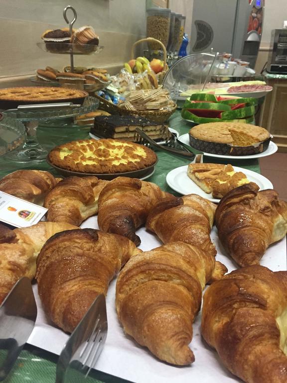 בינאסקו Hotel Ascot מראה חיצוני תמונה