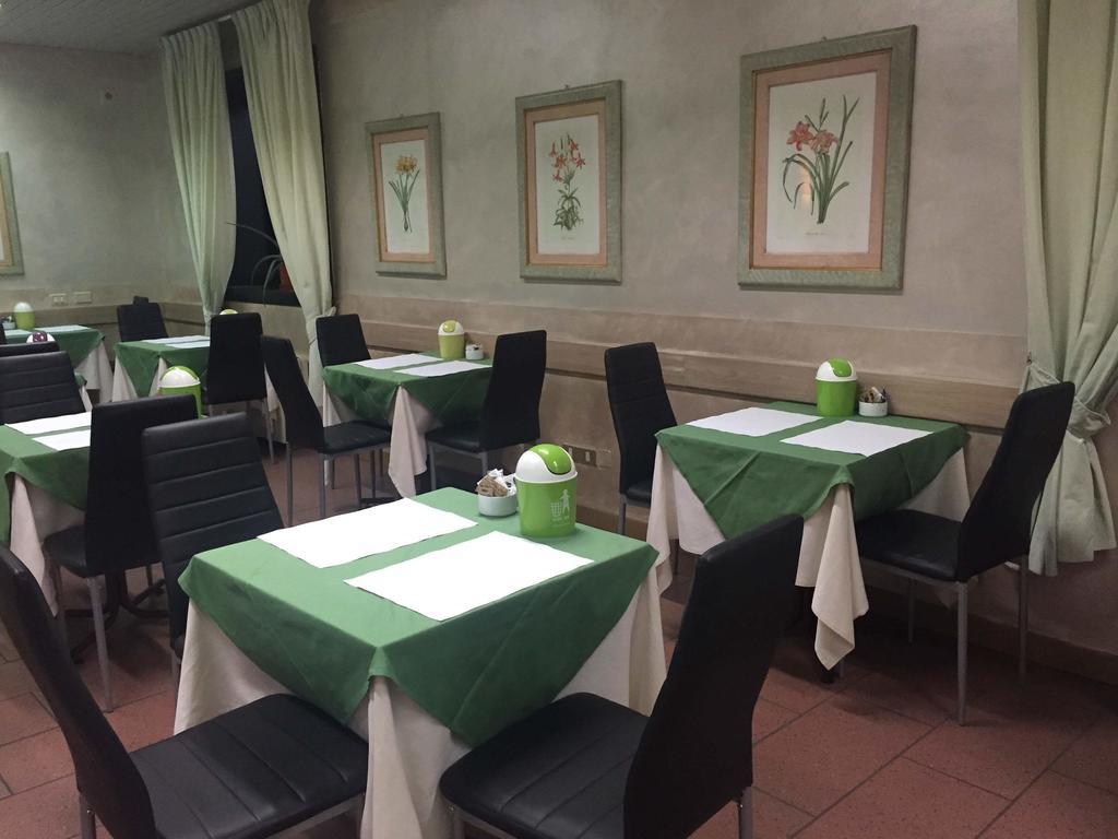 בינאסקו Hotel Ascot מראה חיצוני תמונה