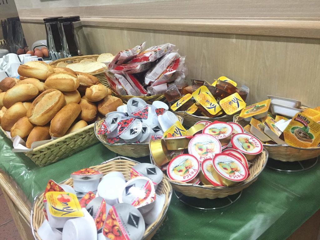 בינאסקו Hotel Ascot מראה חיצוני תמונה