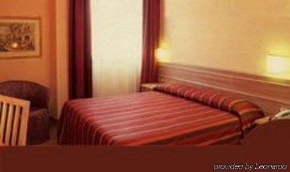 בינאסקו Hotel Ascot חדר תמונה