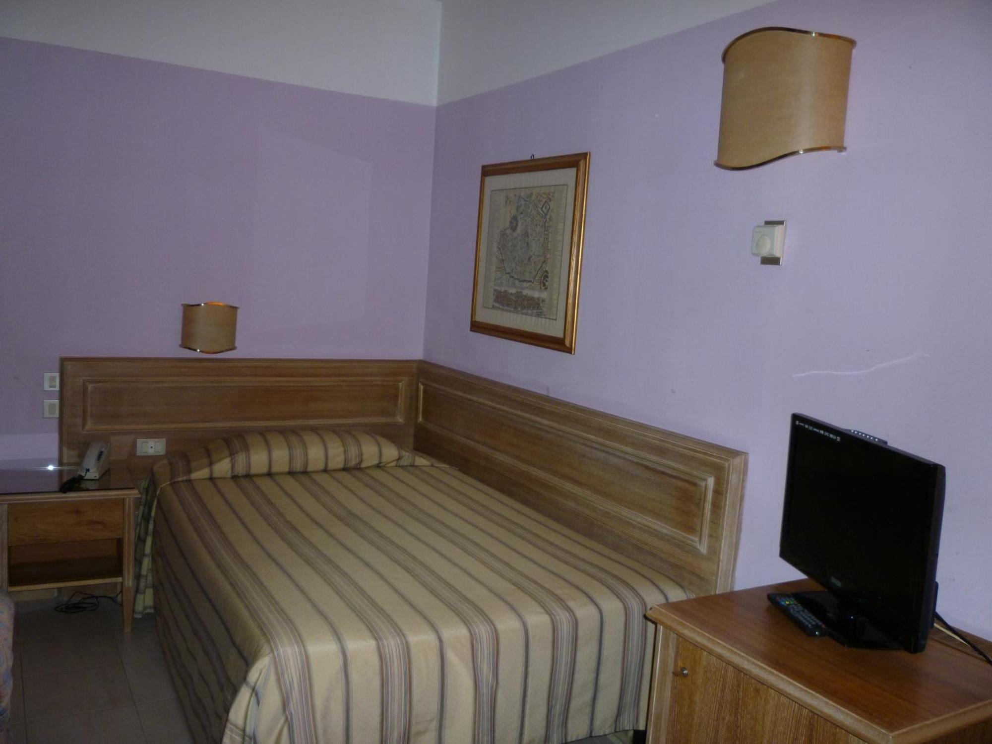 בינאסקו Hotel Ascot מראה חיצוני תמונה