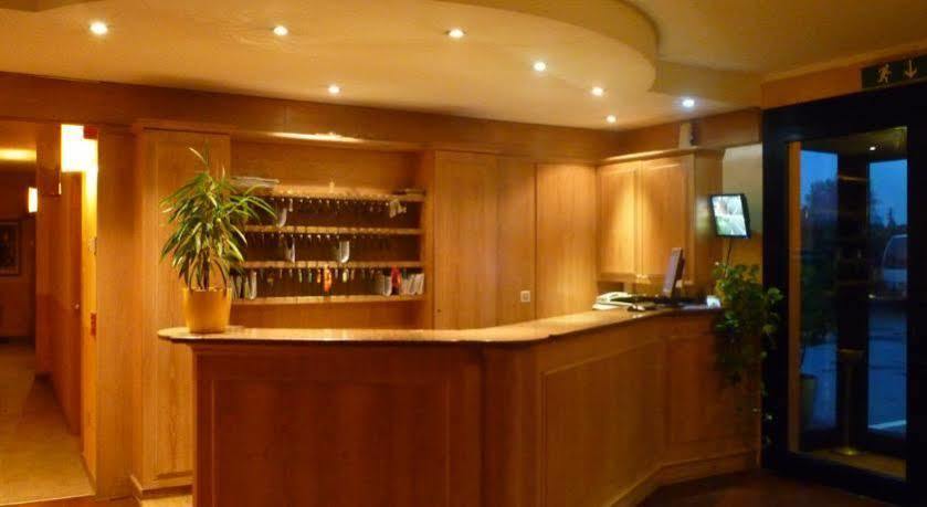 בינאסקו Hotel Ascot מראה חיצוני תמונה